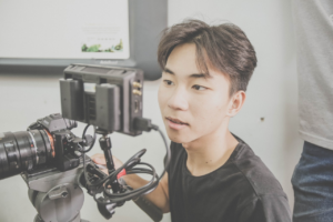 Cameraman filme une vidéo pour son TPE