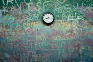 horloge sur un tableau vert